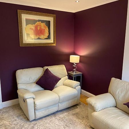 Cheerful One Bedroom Cottage With Parking Space. Glasgow Eksteriør billede