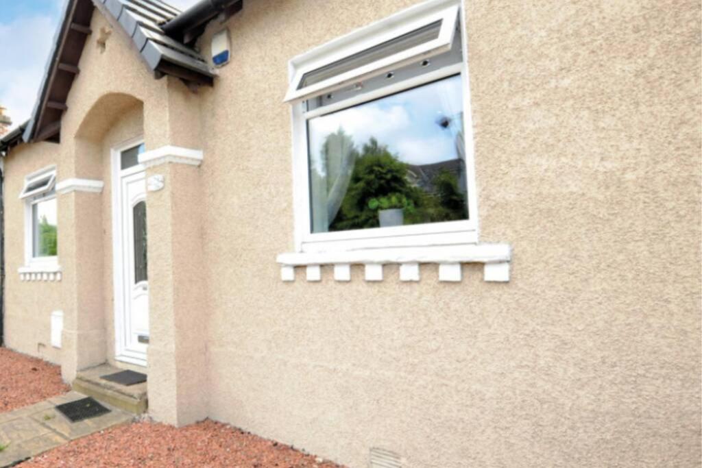 Cheerful One Bedroom Cottage With Parking Space. Glasgow Eksteriør billede