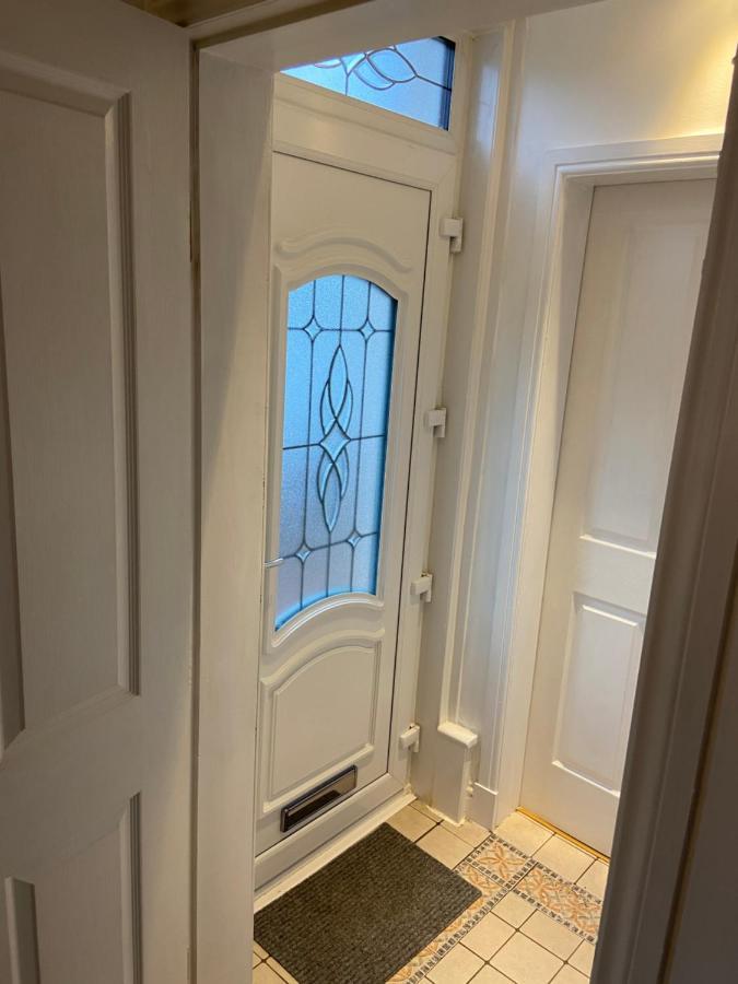 Cheerful One Bedroom Cottage With Parking Space. Glasgow Eksteriør billede