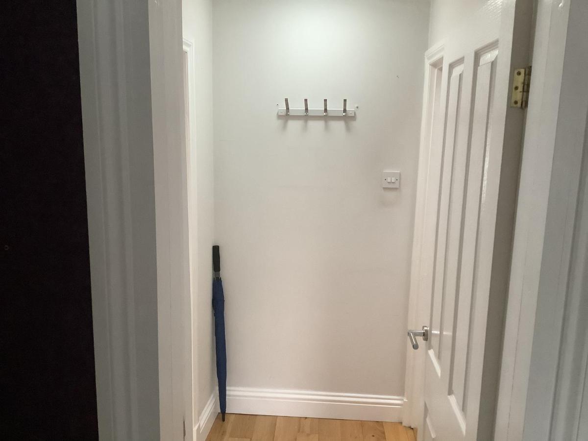 Cheerful One Bedroom Cottage With Parking Space. Glasgow Eksteriør billede