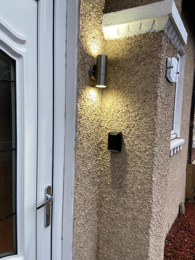 Cheerful One Bedroom Cottage With Parking Space. Glasgow Eksteriør billede
