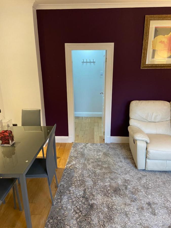 Cheerful One Bedroom Cottage With Parking Space. Glasgow Eksteriør billede